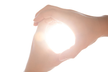 両手で作った丸の形から差し込む太陽の光