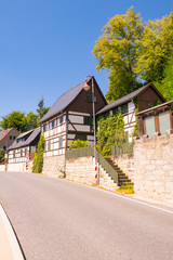 Zabudowa w Niemczech, domy przy drodze © MagicEarthPlanet