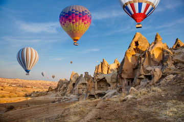 Obraz premium Hot air balloon flying over spectacular Cappadocia