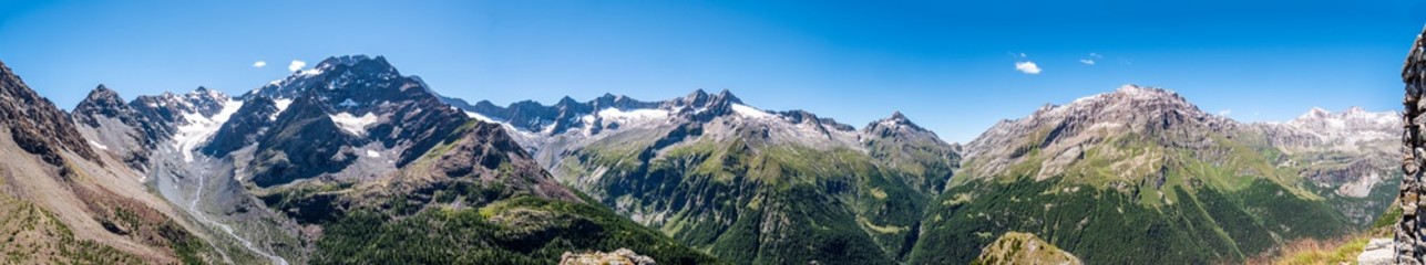 Fototapeta na wymiar Alpen Panorama Monte Disgrazia im Sommer vom Torrione Porro im Valmalenco vom Pizzo Rachele bis Monte Moretto bei blauem Himmel