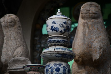 A pillar of porcelain pots as a decorative pillar in ancient house