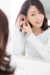 イヤリングをつける女性