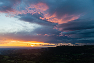 Magnifico panorama della pianura padana di Modena, Emilia Romagna, all'alba in estate, con spettacolari colori delle nuvole e del cielo