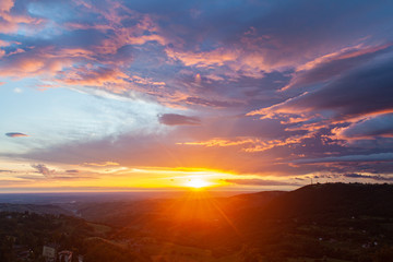 Fototapeta premium Magnifico panorama della pianura padana di Modena, Emilia Romagna, all'alba in estate, con spettacolari colori delle nuvole e del cielo