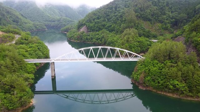 日本の東仙峡金山湖。白い橋と湖面の風景。
