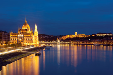 Fototapeta na wymiar Danube river and Hungarian parliament in Budapest