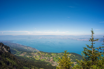 Vue sur Évian et le Lac Léman  depuis Thollon-Les-Mémises en Haute Savoie