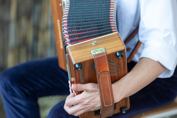 Musicista di strada suona la fisarmonica 