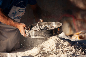 Preparazione di pesce fritto 