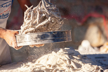Preparazione di pesce fritto 