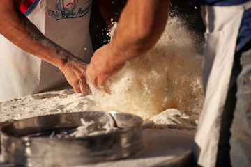 Preparazione di pesce fritto 