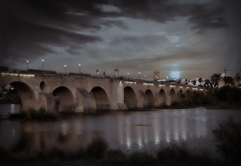 Fototapeta na wymiar Vista nocturna del Puente Viejo de Badajoz