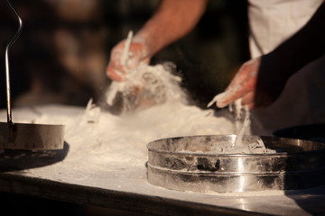 Preparazione di pesce fritto 