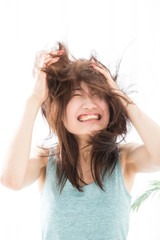 叫ぶ女性