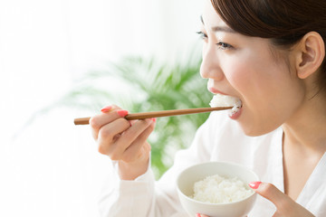 ご飯を食べる女性