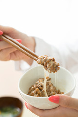 納豆を混ぜる女性