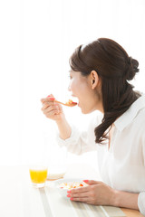 Fototapeta premium グラノーラを食べる女性