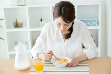 Obraz na płótnie Canvas グラノーラを食べる女性の手元