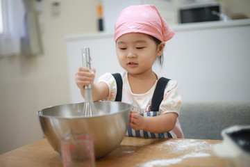 料理する女の子