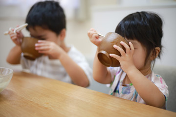 食事する子供たち