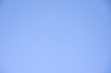 広い空と小さな飛行機