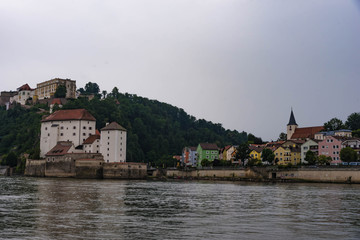 Fototapeta na wymiar Passau - Blick auf Burg Veste und Ilzstadt
