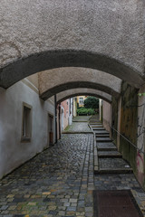 Obraz premium Altstadtgasse mit Schwibbögen in Passau