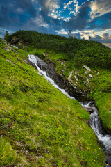 Ein beeindruckender Wasserfall in den österreichischen Alpen