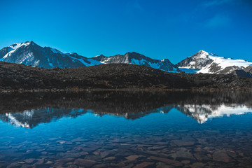 Obraz premium panorama of reflection of mountain lake and mountains during morning sunrise Ausria