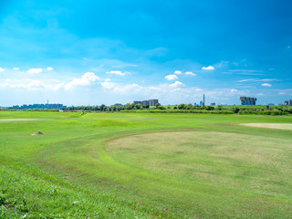 Fototapeta na wymiar 夏の青空広がる埼玉県川口市の風景。荒川河川敷。