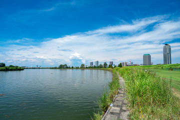 夏の青空広がる埼玉県川口市の風景。荒川河川敷。