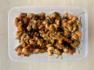 roast cashew nuts with herbs