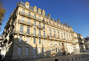 Fototapeta na wymiar Grand bâtiment sur la place Pey Berland en face de la cathédrale Saint André, Bordeaux Gironde FranceFrance