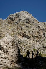 silueta de escursionistas en Coma de n'Arbona, Penyal des Migdia, 1401 metros, término municipal de Fornalutx, paraje natural de la Sierra de Tramuntana, Mallorca, balearic islands, Spain