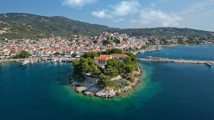 Fototapeta na wymiar Aerial drone panoramic photo of picturesque main town of Skiathos island featuring small landmark peninsula of Bourtzi, Sporades, Greece