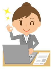 キャリアウーマン　デスクワーク　OKサイン　パソコン　仕事