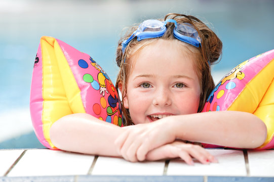 M&auml;dchen mit Taucherbrille im Schwimmbad