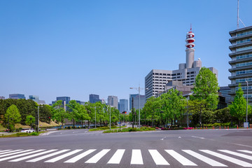 閑散とした国会前交差点と皇居外苑を取巻く高層ビル群