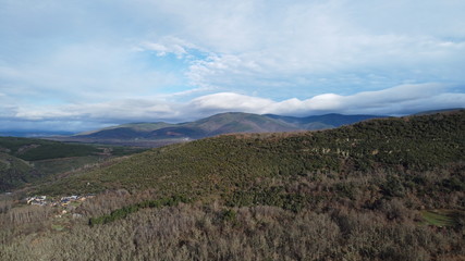 Paisaje de la montaña leonesa, que enseña de fondo las montañas con nubes.