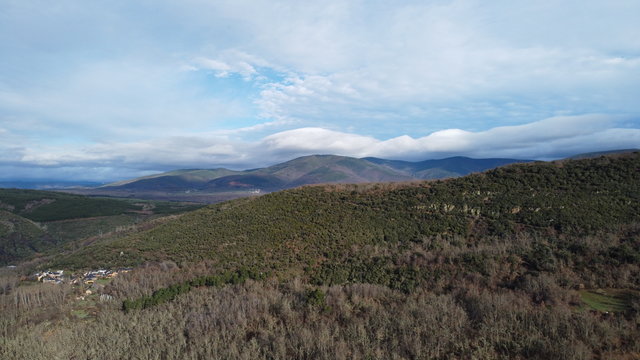 Paisaje de la monta&ntilde;a leonesa, que ense&ntilde;a de fondo las monta&ntilde;as con nubes.
