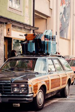 Vollgepacktes Auto mit coolen Koffern