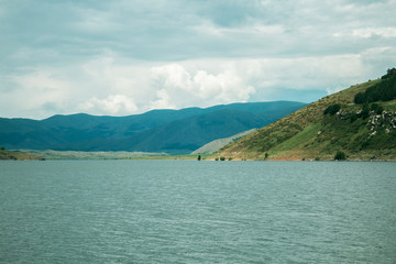 Obraz premium blue reservoir under the clouds
