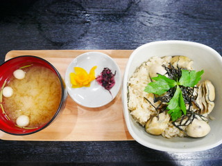 広島名物の牡蠣ごはん