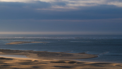 Fototapeta na wymiar Océan atlantique vu depuis le haut de la Dune du Pilat. Horizon rendu flou à cause du sable