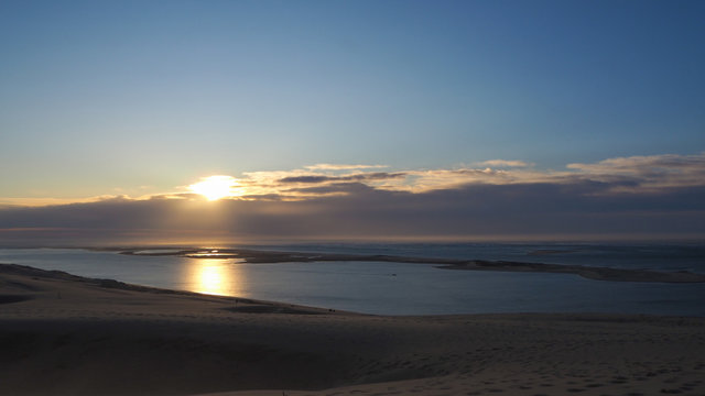 Coucher de soleil sur l'océan atlantique, photographié depuis la Dune du Pilat