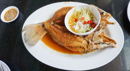 Snapper topped with sauce, Ingredients of Fish fried with Chili Sweet Sauce