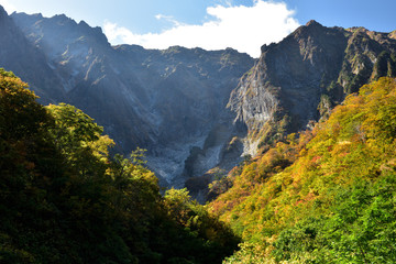 Fototapeta premium 絶景紅葉 錦秋の谷川岳マチガ沢＆一の倉沢