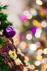 クリスマスツリーを彩る飾り付けとイルミネーション