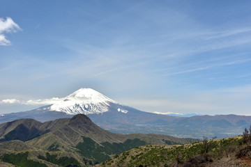 Fototapeta na wymiar 箱根明神ヶ岳からのぞむ春の富士山と南アルプス