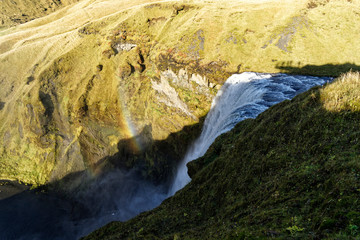 Ein kleiner Regenbogen über dem Skogarfoss Wasserfall in Island.